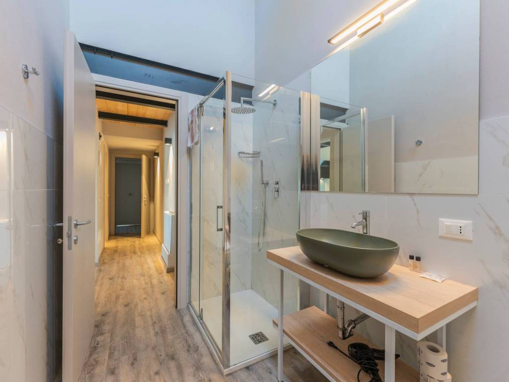 bagno con box e corridoio entrata quadrilocale