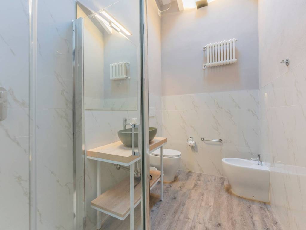 bagno con box quadrilocale