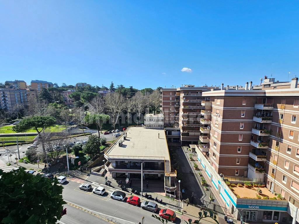 Vendita Appartamento Roma. Trilocale in via Monte Cervialto. Ottimo