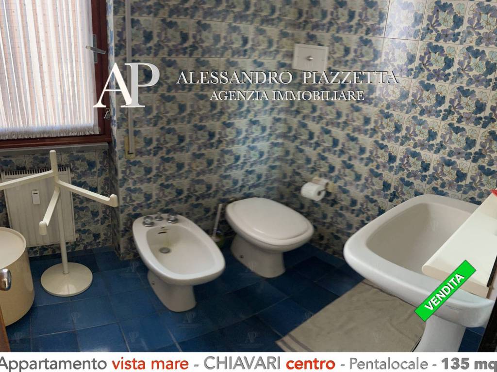 Bagno con vasca finestrato