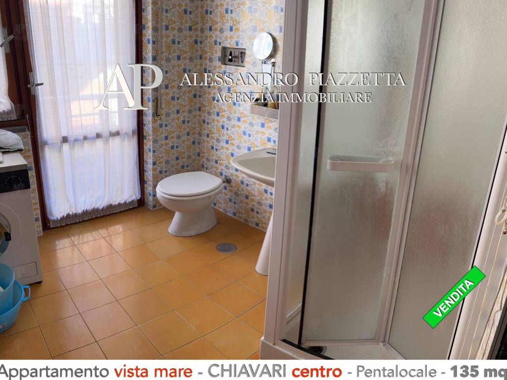 BAgno con doccia e balcone