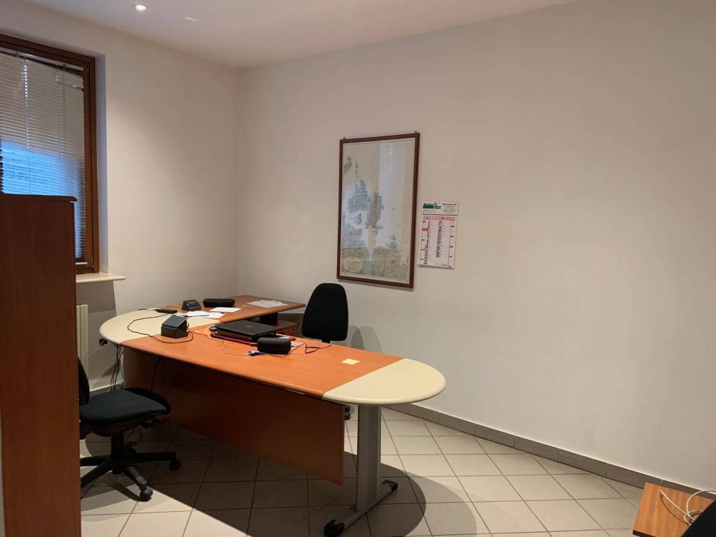Locale commerciale con laboratorio via giuseppe verdi 23, ospedale, vigevano