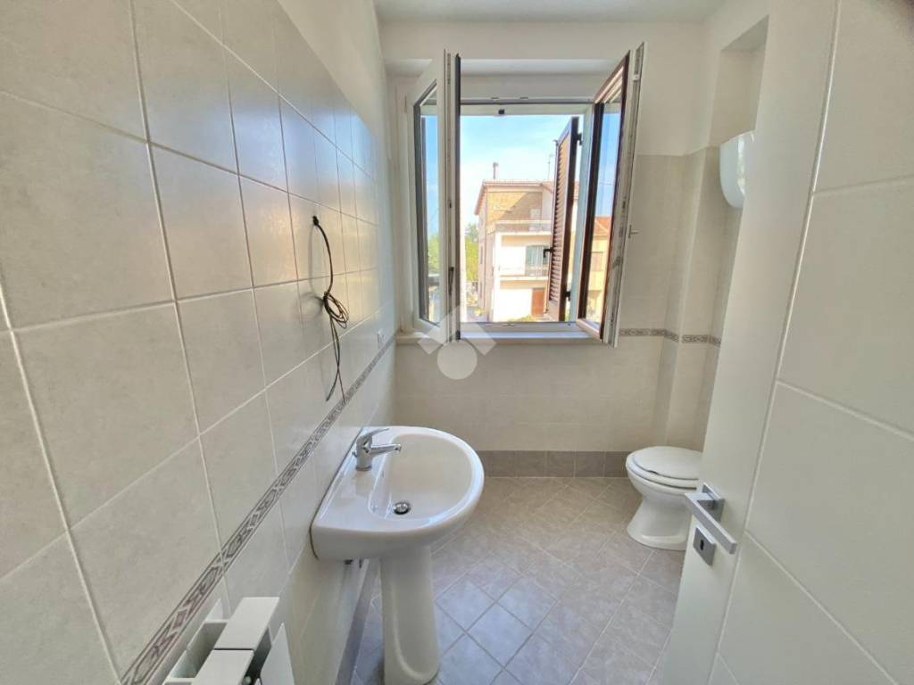 bagno finestrato con doccia