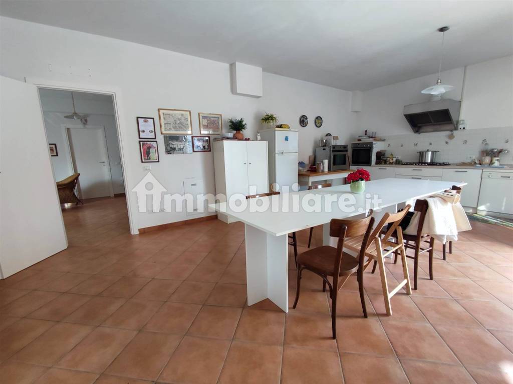 Cucina a vista con sala da pranzo