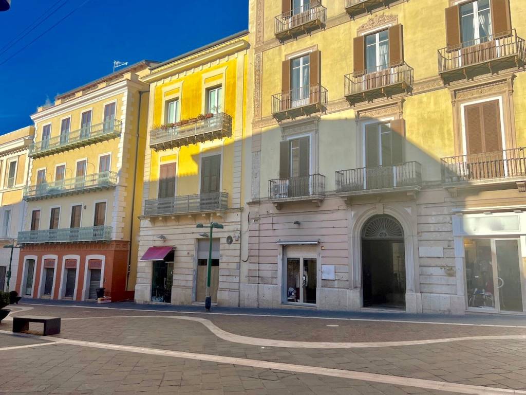 Locale commerciale corso giuseppe garibaldi, centro storico, benevento