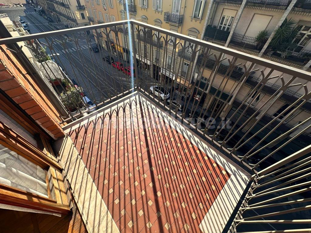 balcone su Via Madama Cristina