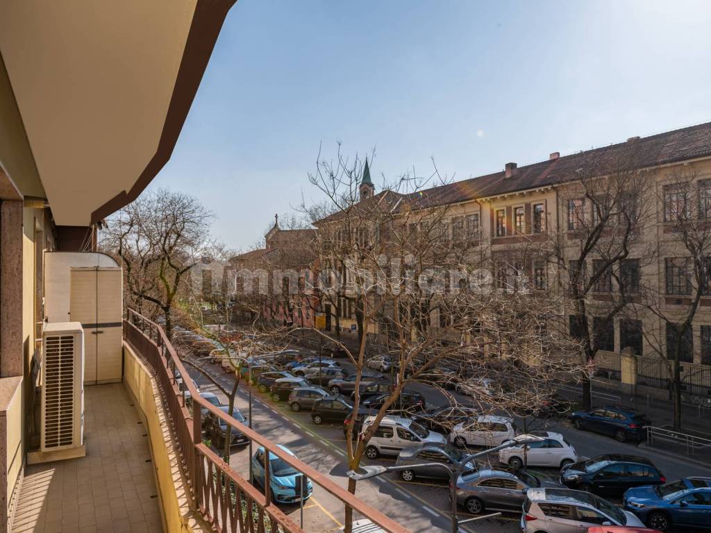 Balcone su Via Bergognone