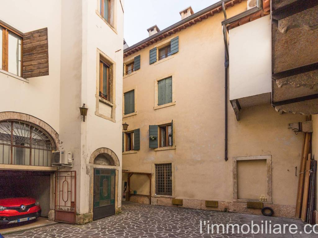 Garage a cortile interno