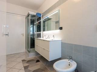 bagno con box doccia e vasca