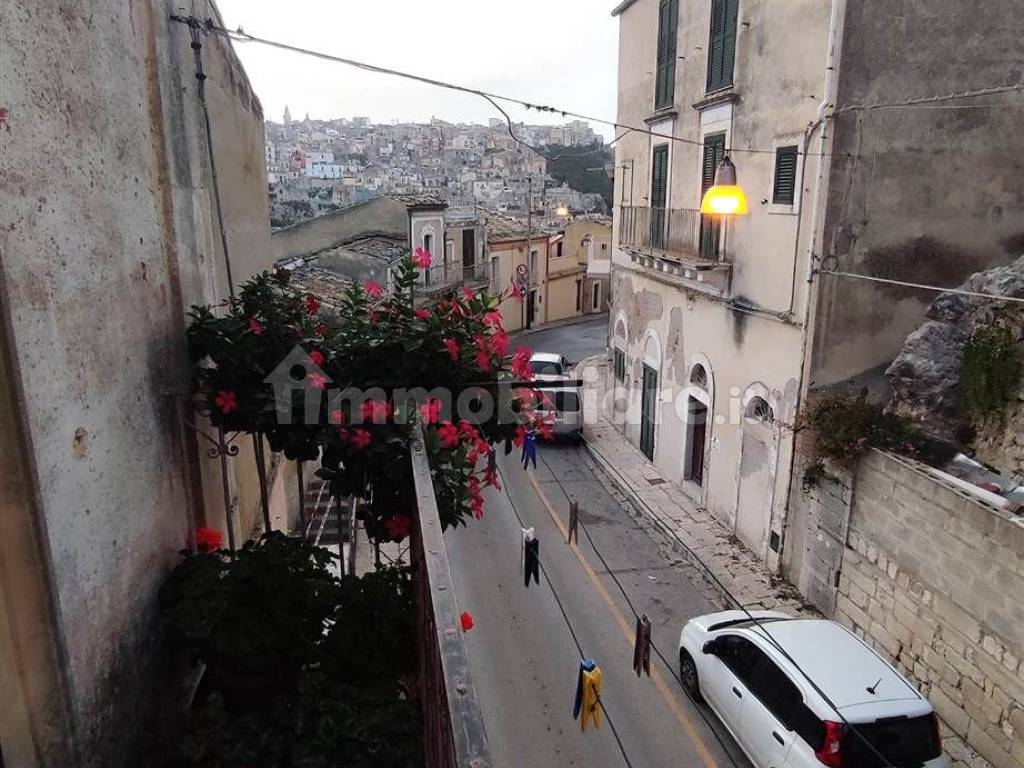 BALCONE AL 1° PIANO CON SCROCIO DI VISTA SU IBLA