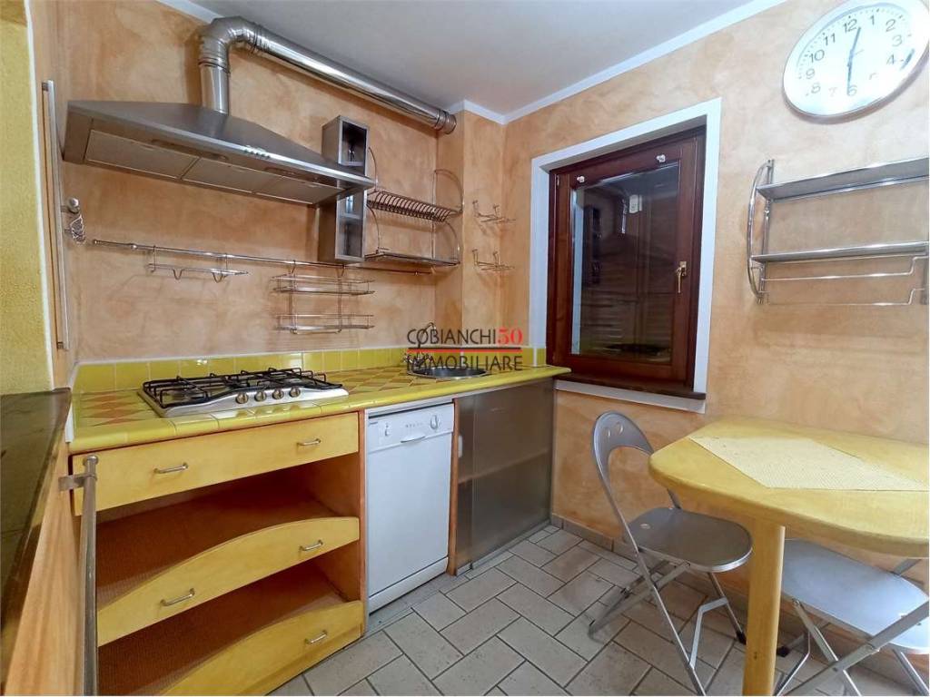 cucina semi abitabile con balcone primo piano 