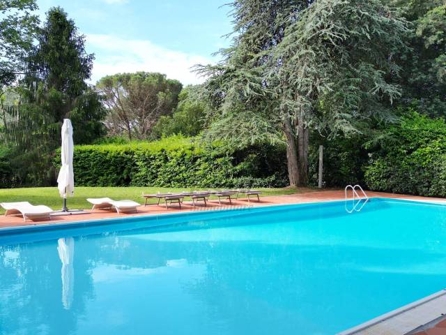 vendesi villa con piscina e giardino privatoDJI_07