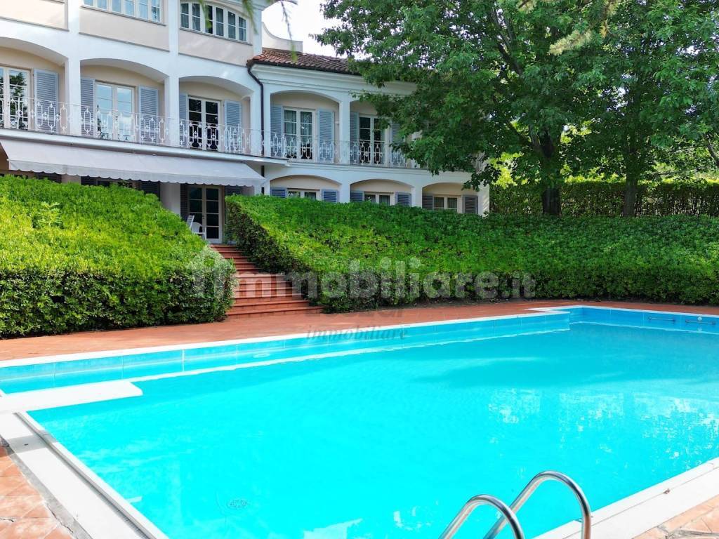 vendesi villa con piscina e giardino privatoDJI_07