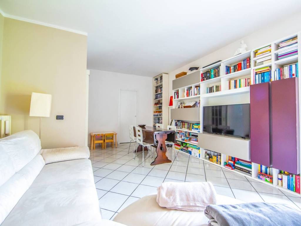 Vendita Appartamento Roma. Trilocale in via Monte Cervialto. Ottimo