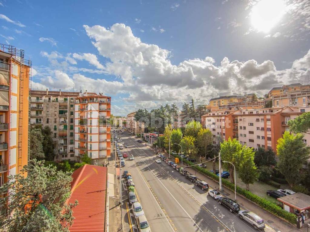 Vendita Appartamento Roma. Trilocale in via Monte Cervialto. Ottimo