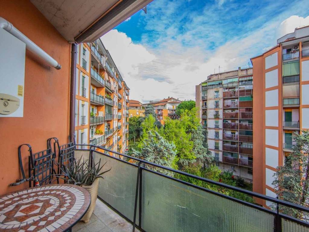 Vendita Appartamento Roma. Trilocale in via Monte Cervialto. Ottimo