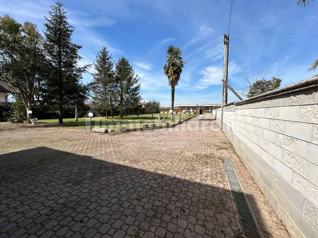 Casa indipendente con terreno