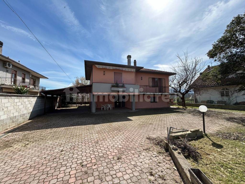 Casa indipendente con terreno