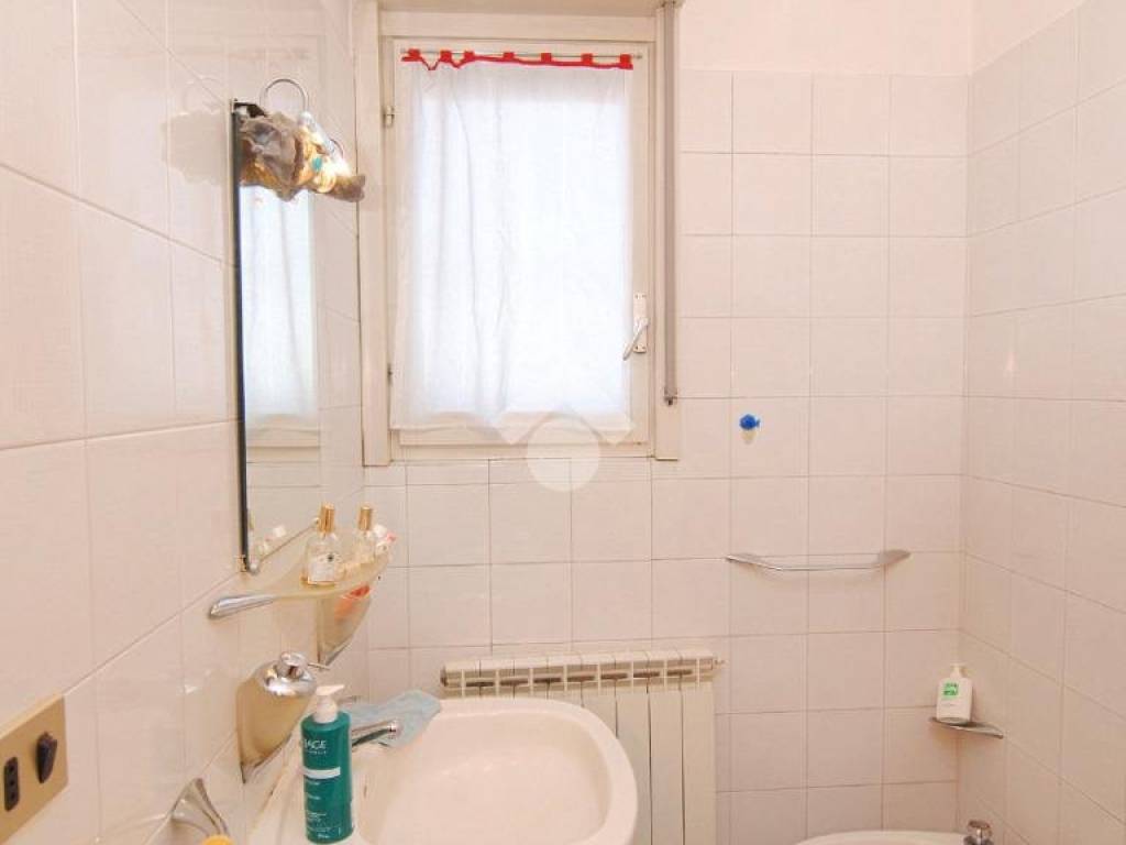 secondo bagno finestrato con doccia