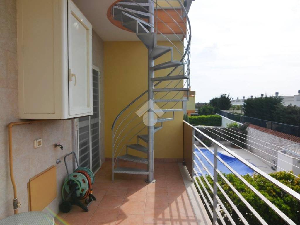 balcone con  scala per accedere al terrazzo