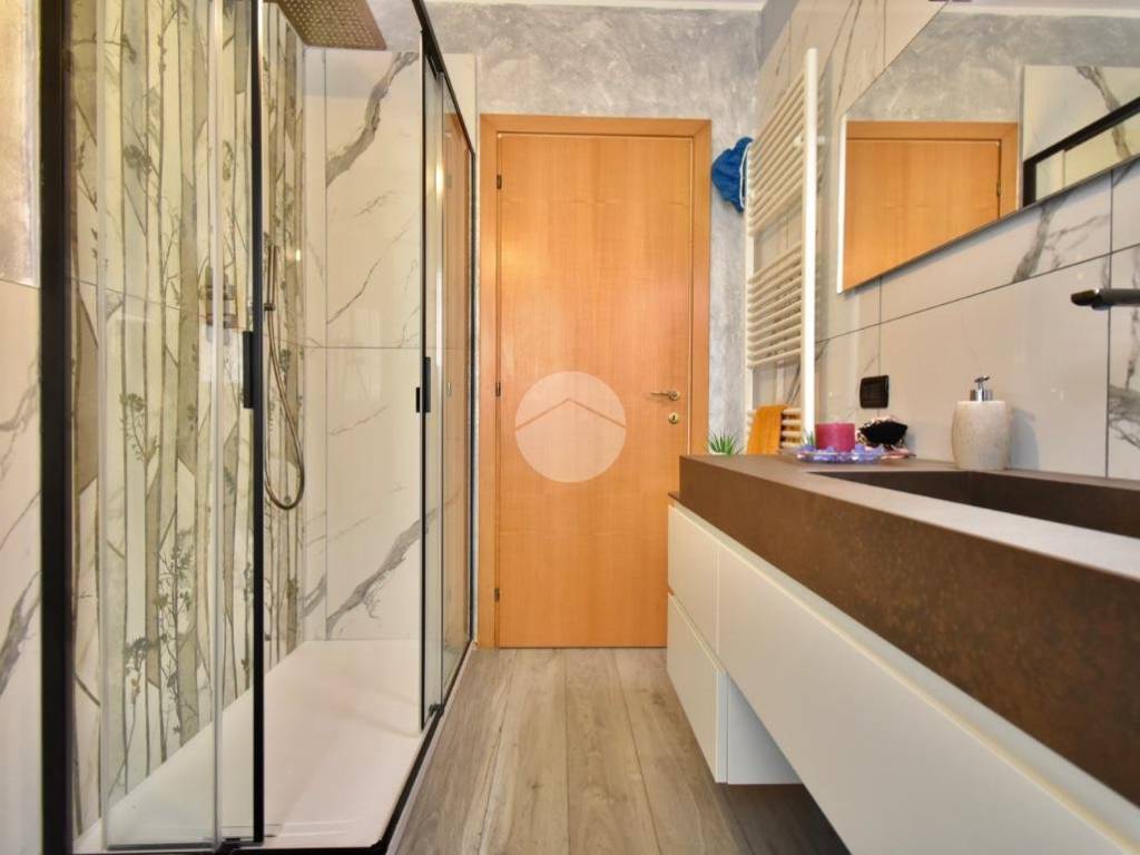 Bagno finestrato con doccia