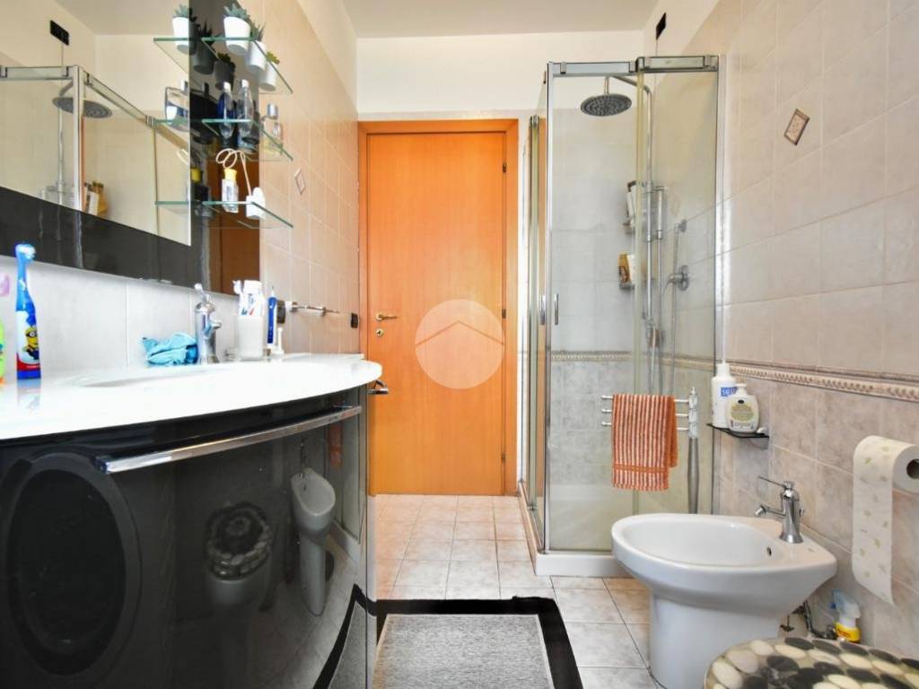 Bagno finestrato con doccia