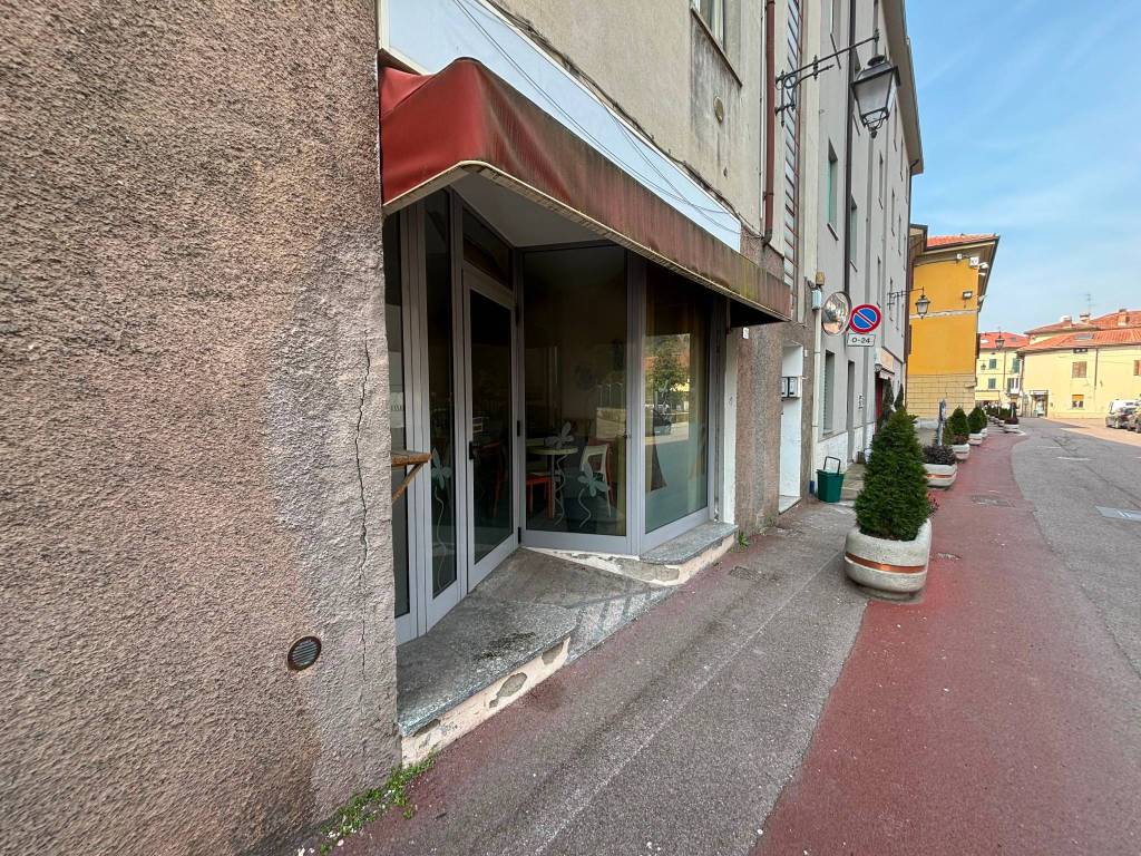 Locale commerciale via molteni 22, sirone