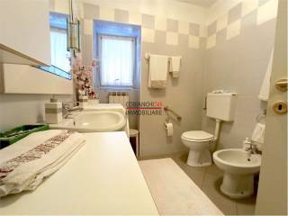 bagno finestrato con box doccia