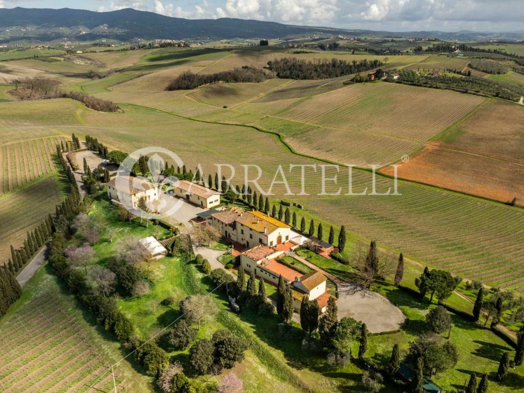 Villa in borgo medievale con terreno a Vinci