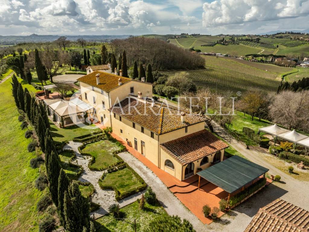 Villa in borgo medievale con terreno a Vinci