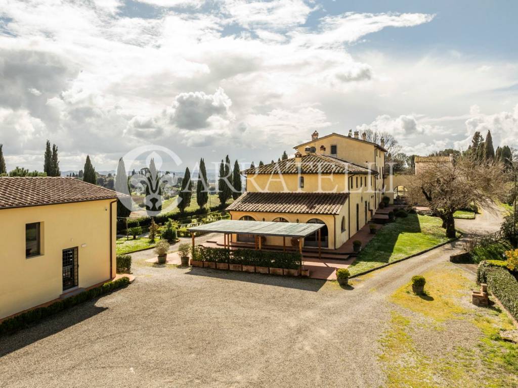 Villa in borgo medievale con terreno a Vinci