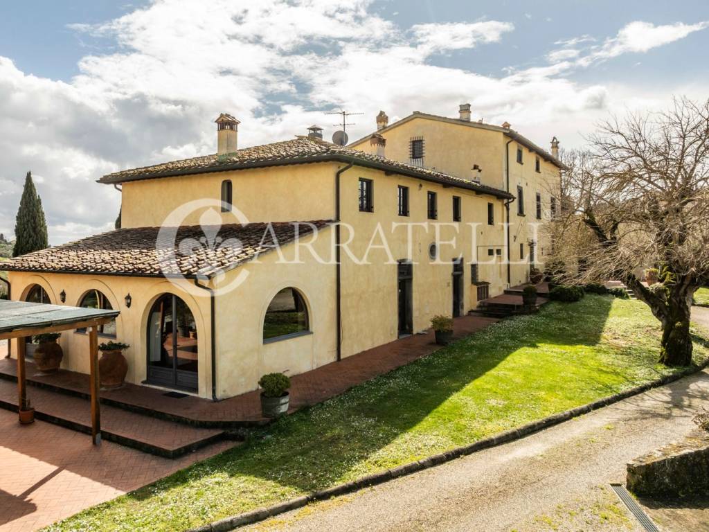 Villa in borgo medievale con terreno a Vinci