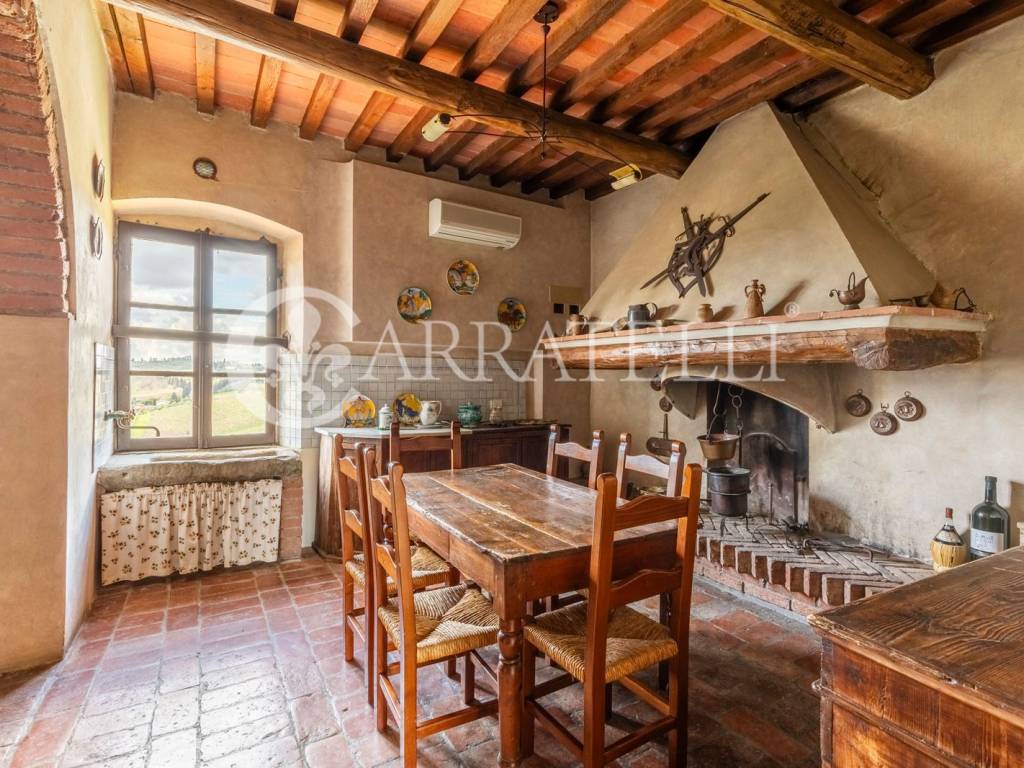 Villa in borgo medievale con terreno a Vinci