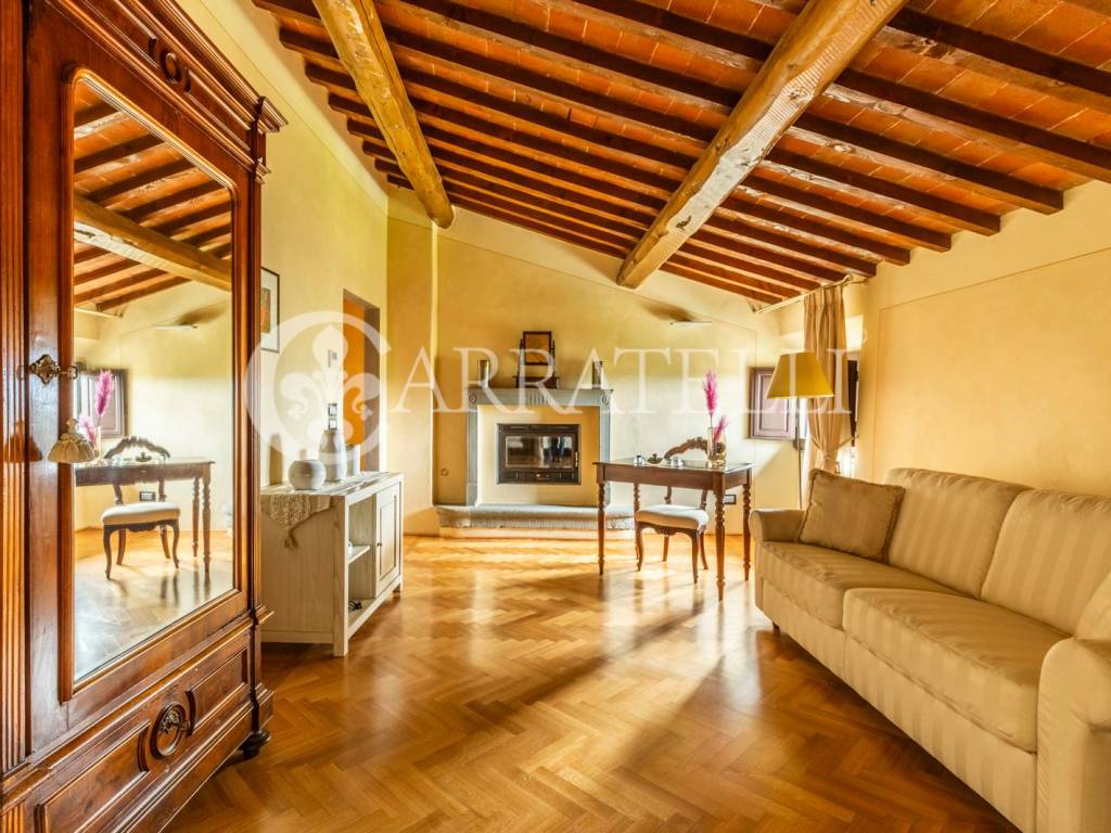 Villa in borgo medievale con terreno a Vinci