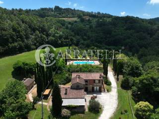 splendido casale con terreno e piscina