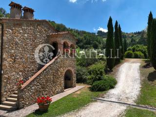 splendido casale con terreno e piscina