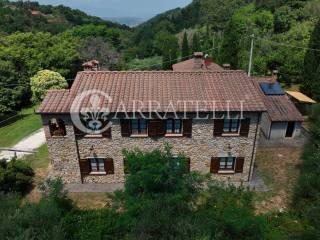 splendido casale con terreno e piscina