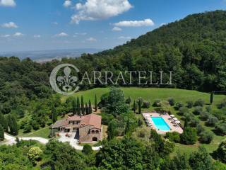 splendido casale con terreno e piscina