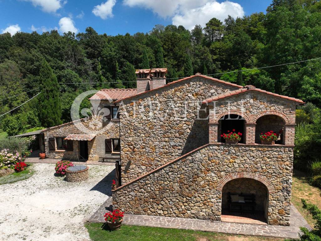 splendido casale con terreno e piscina