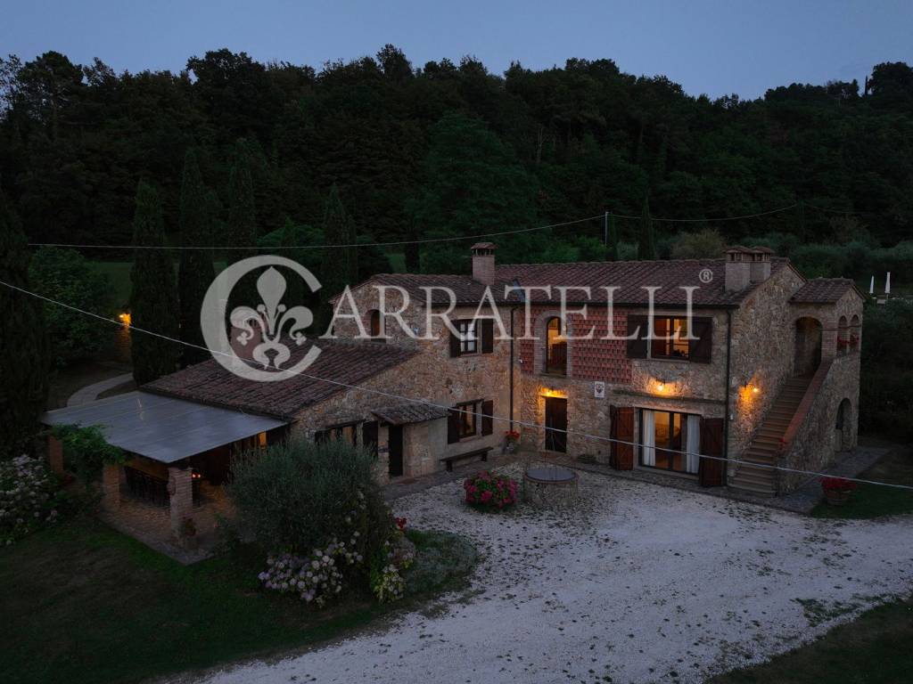 splendido casale con terreno e piscina