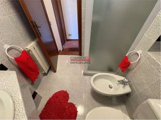 bagno finestrato con box doccia 