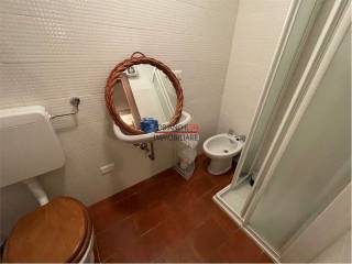 bagno con box doccia 