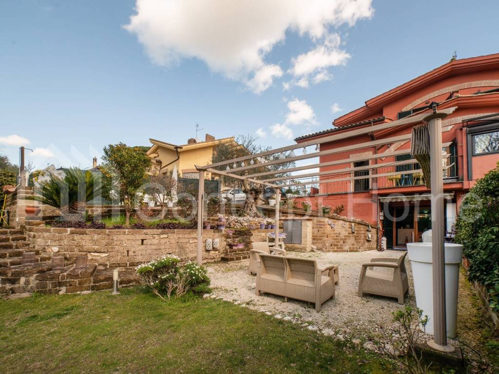 VILLA CON GIARDINO DI 500 MQ COMPLETAMENTE RISTRUT