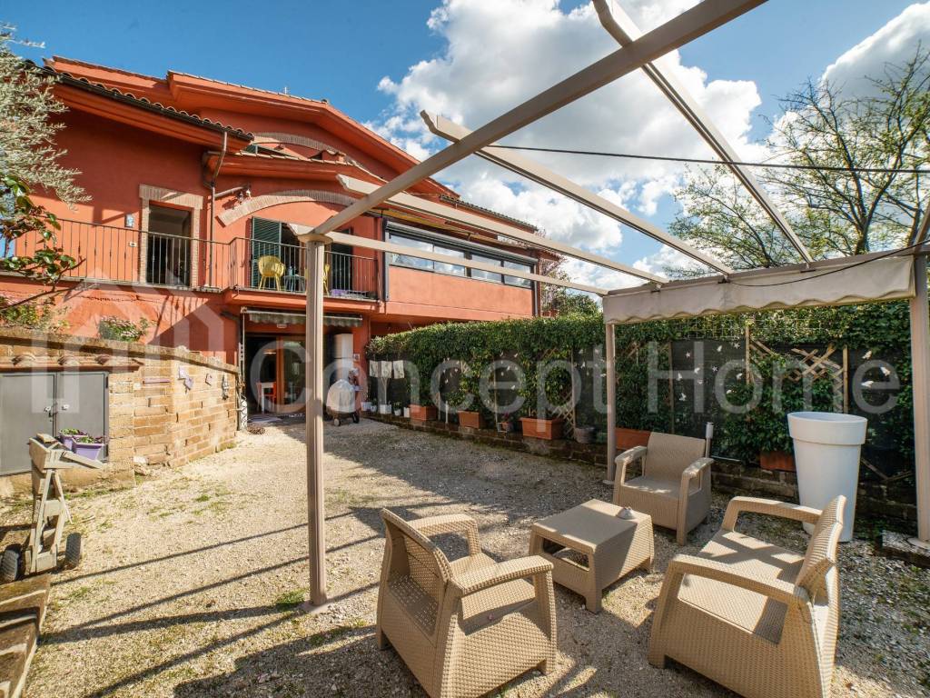 VILLA CON GIARDINO DI 500 MQ COMPLETAMENTE RISTRUT