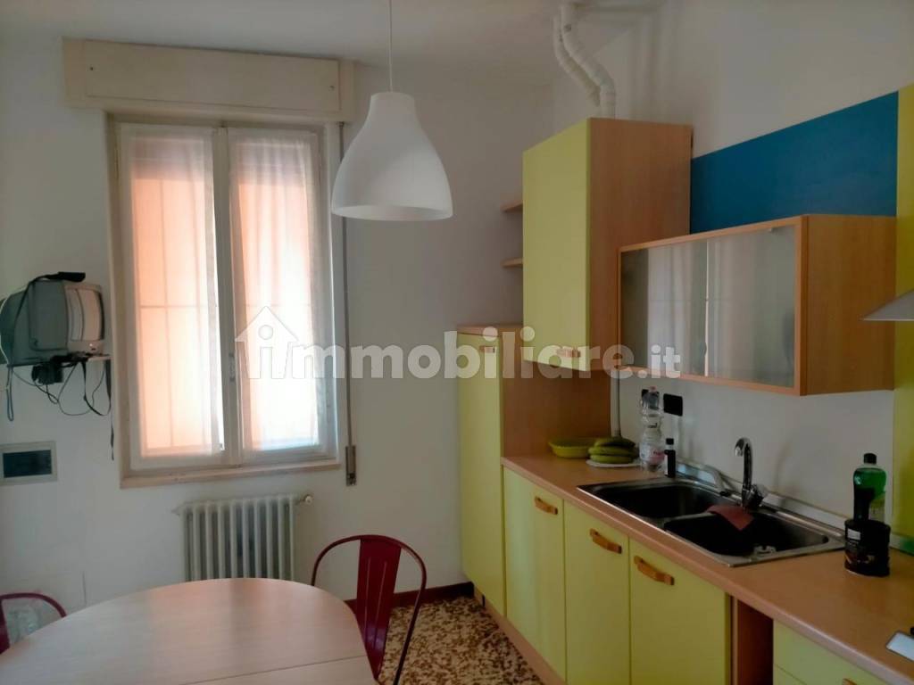 Rent Apartment Cremona. 3room flat in via dei Divizioli 4. Good