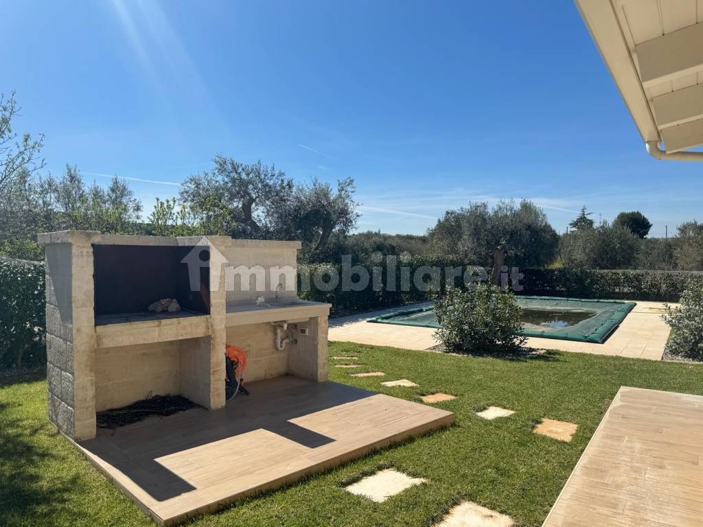 Zona barbecue e piscina