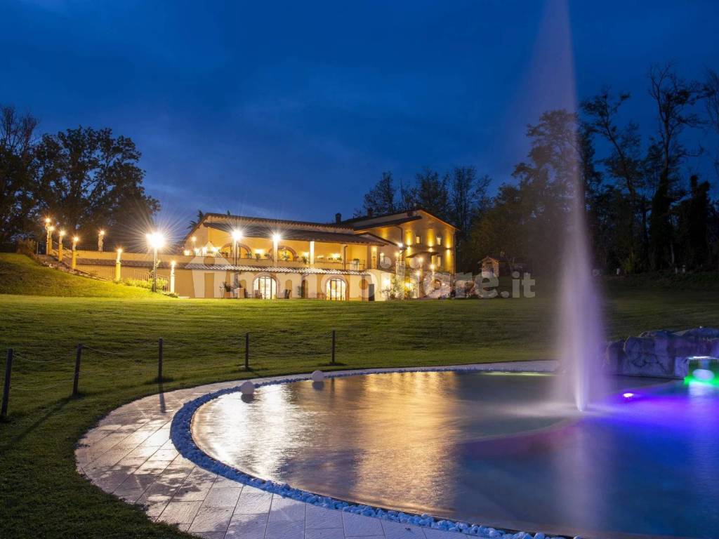 Piscina con vista notturna