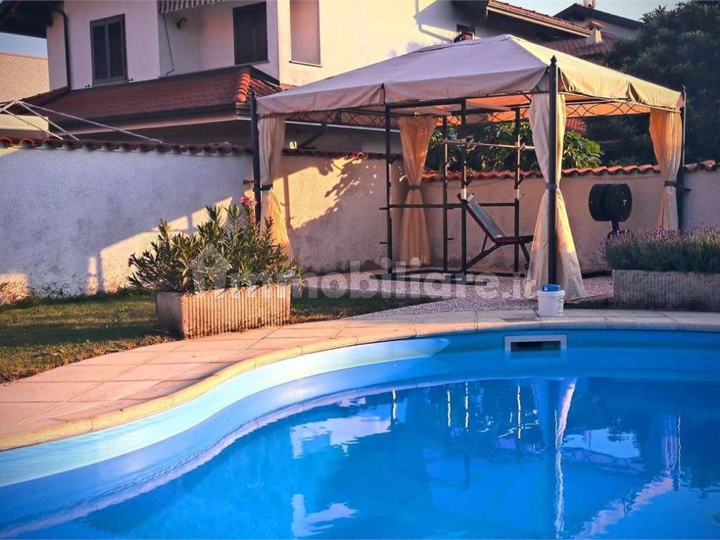 villa con piscina a galliate