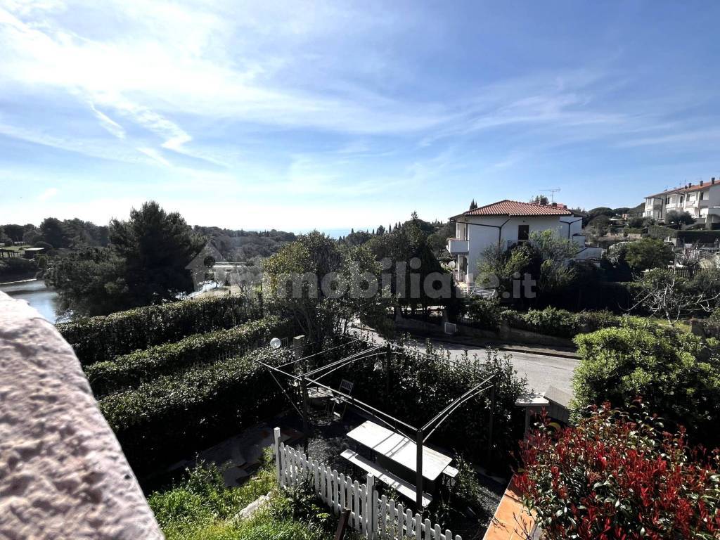 giardino con gazebo