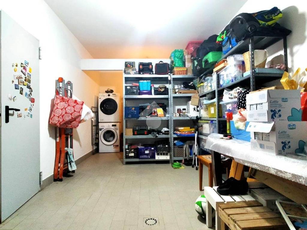 Garage con cantina lavanderia